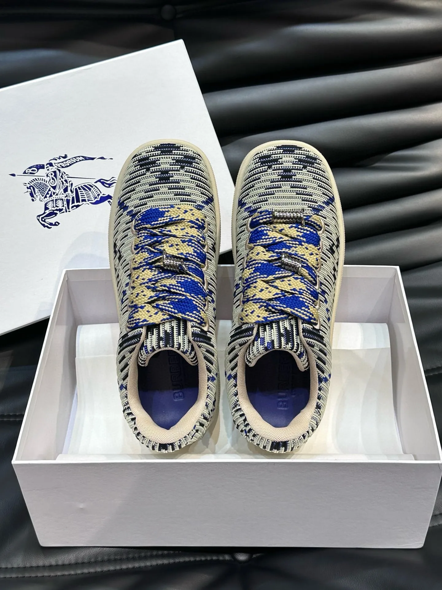 Factory price: 458💰Burberry Box series👫 Thick-soled casual sports shoes for couples, cool sneakers and bread shoes, purchased and developed from the original version, the top version of Box series sports shoes, made of original plaid/knitted fabric, embellished with EKD embossing. Made of mesh lining, the laces are decorated with metal coils, the rubber sole is decorated with the Burberry letter logo, and the original molded 3.5CM two-color T men's shoe 💰U outsole! Code number: 35-45 (35-45 customized)
